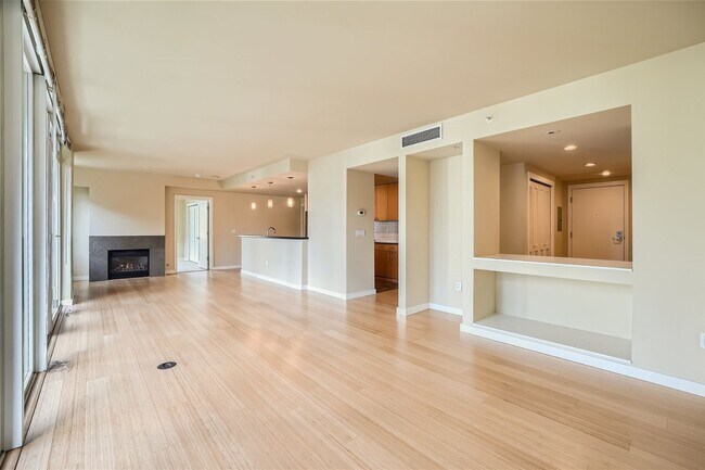 Building Photo - Stunning 2 Bed 2 Bath Seattle Unit @ the Highly Desirable Parc-Belltown Condominiums!