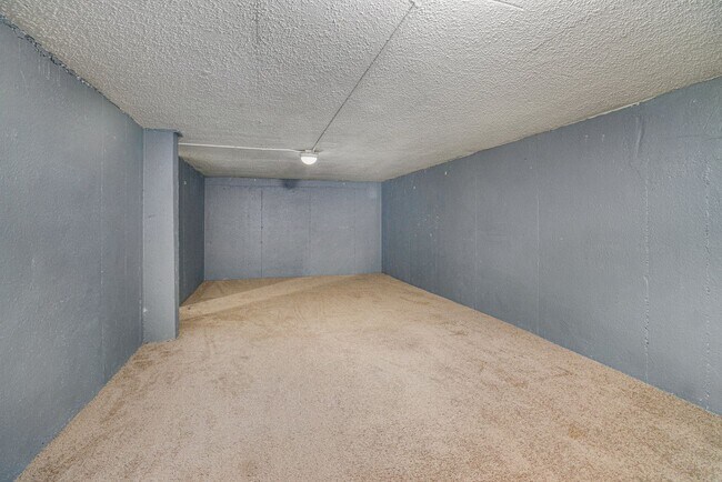 Building Photo - WOW! 4 BR, 1 BA: Move-In Ready!