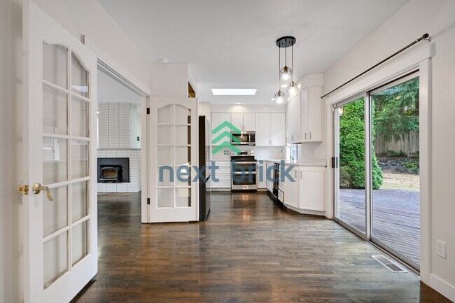 Building Photo - "Charming Bellevue 4-Bed Oasis with 2 Baths - Spacious 1560 Sq Ft Retreat!"