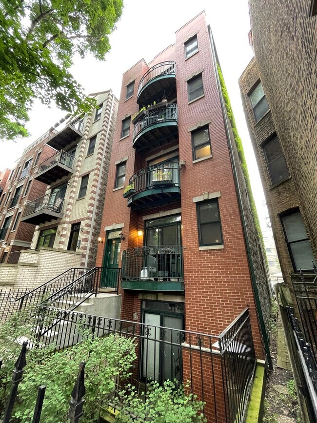 Primary Photo - 1528 N Hudson Ave