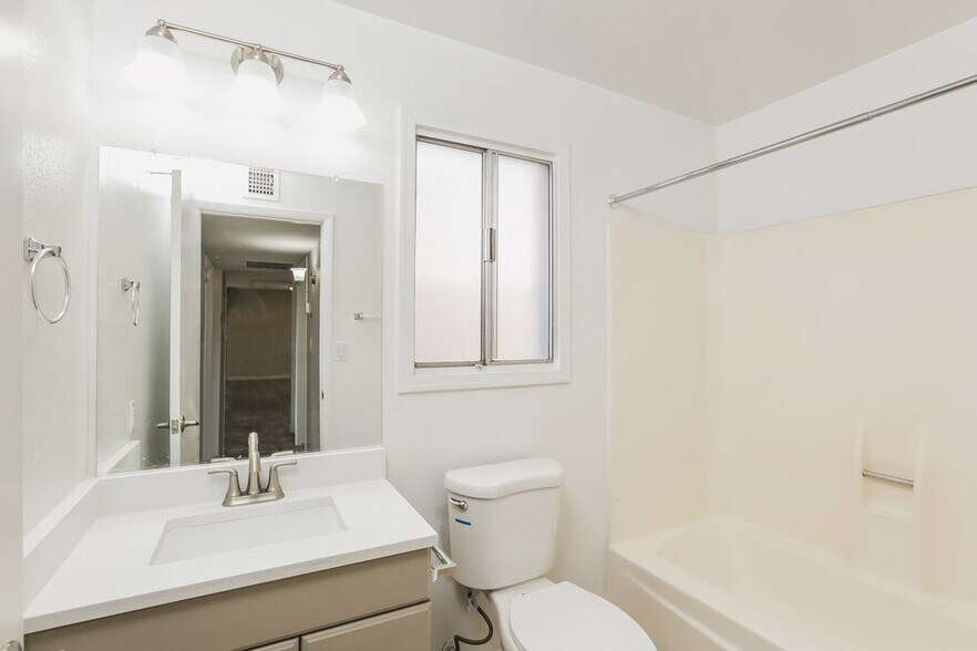 Building Photo - 4014 E Apollo Rd