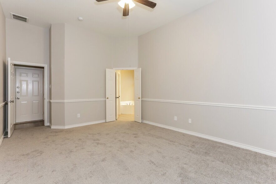 Building Photo - 1530 Fairfield Dr