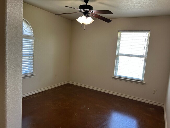 Building Photo - Cozy 2 Bed 2 Bath Home