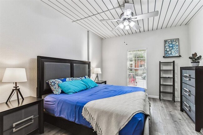 Building Photo - 2421 W Horatio St