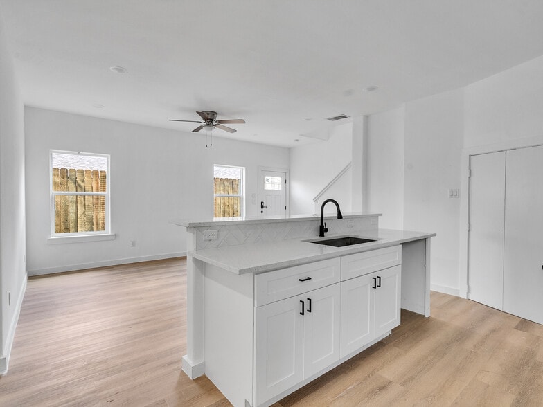 Building Photo - 8625 Homewood Ln