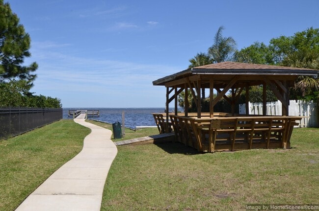 Building Photo - 437 S Shore Dr
