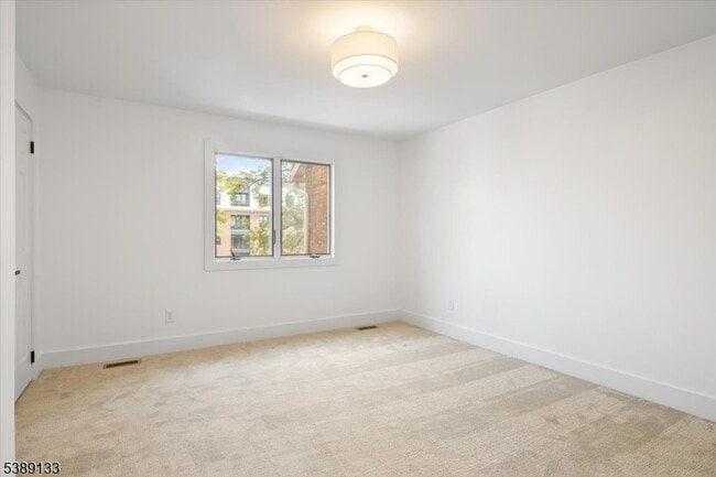 Building Photo - 60 Mews Ln