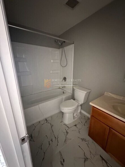 Building Photo - 2632 N 29th Pl