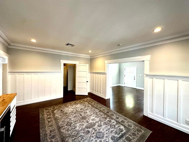 Building Photo - Fantastic Spacious Craftsman 2 bed - 2 bat...