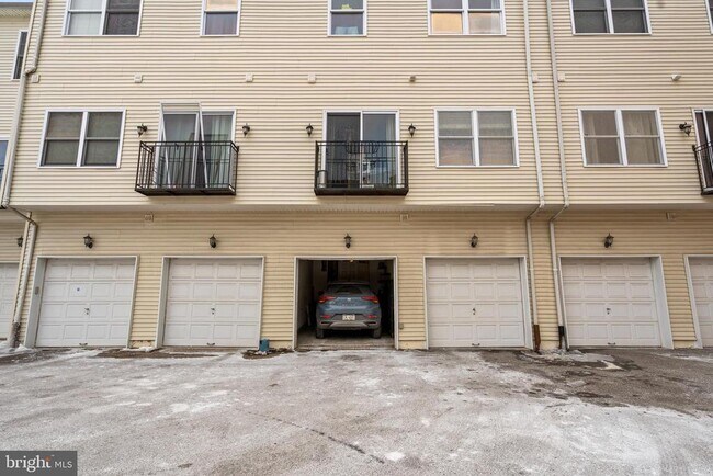 Building Photo - 715 Brown St
