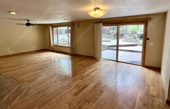 Building Photo - Inviting single-level home in forested SW Bend neighborhood