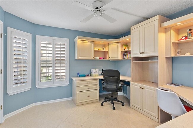 Building Photo - Fabulous Condo in The Pointe!