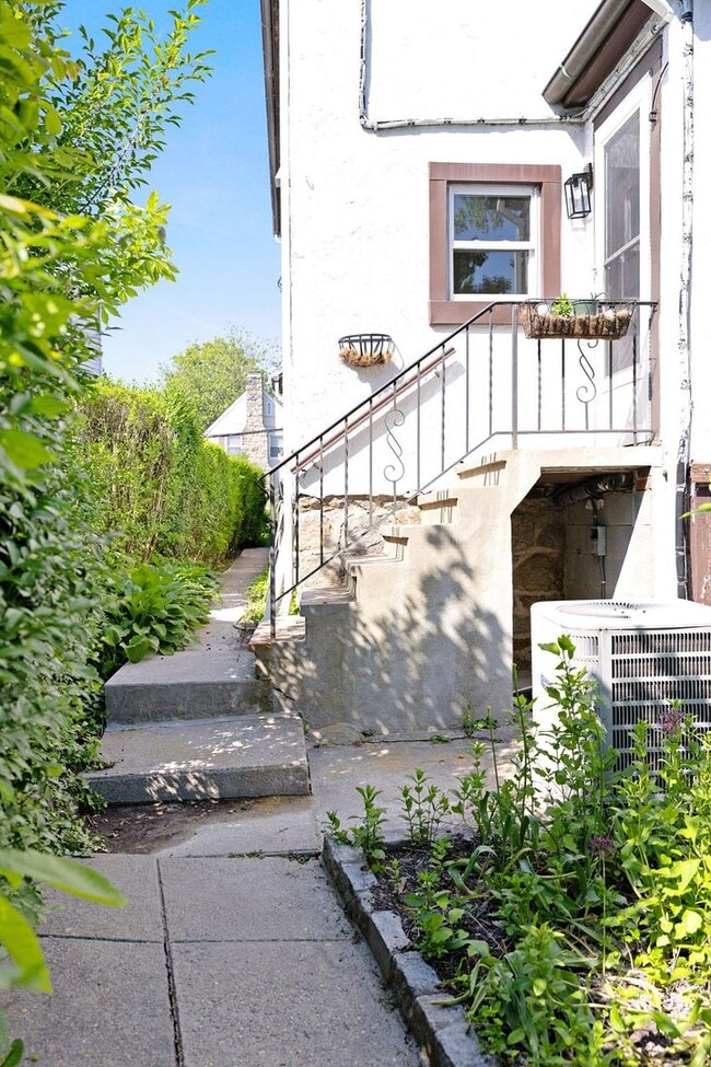 Building Photo - Renovated Home!