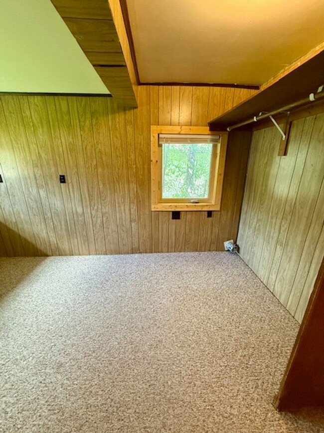 Building Photo - 3 Bedroom, 1 Bath Apartment for Rent - Clo...