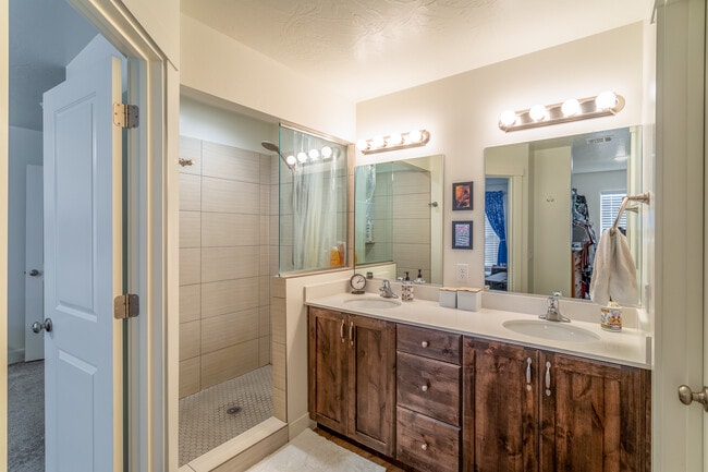 Master Bathroom - 6119 S Zelda Dr