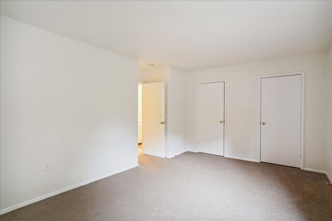 Building Photo - Spacious & Updated 2BD/1BA - All Utilities...