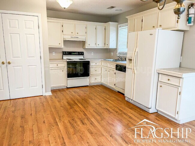 Building Photo - 3638 Highland Dr