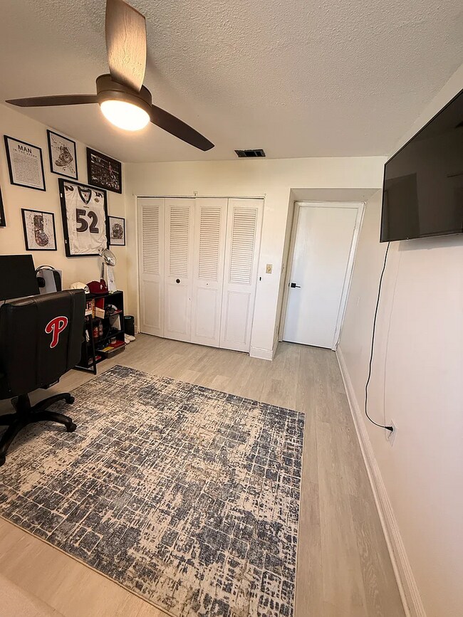 Building Photo - $500 OFF ON FIRST MONTH'S RENT! Move in Ready! Sunshine & Comfort in the Heart of St. Pete - 2bed...