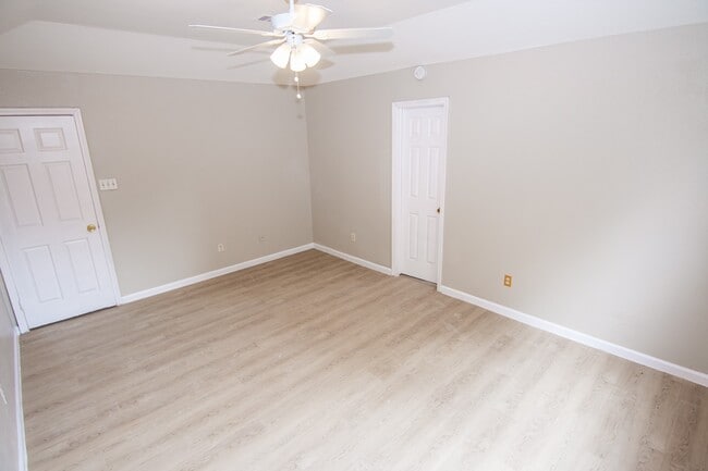 Building Photo - 2611 Ashington Dr