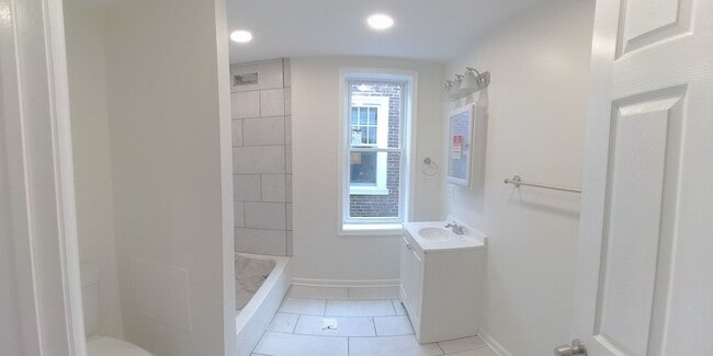 Building Photo - 4 Bedroom 3.5 Bath Home