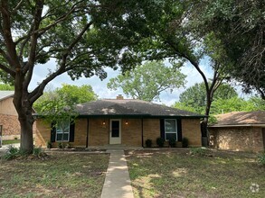 Building Photo - 3 Bedroom/2 Bath/ 2 Car Carport Brick Home