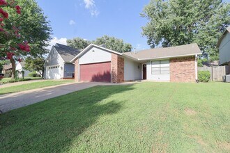 Building Photo - This Beautiful Home by Hunter Park is Wait...