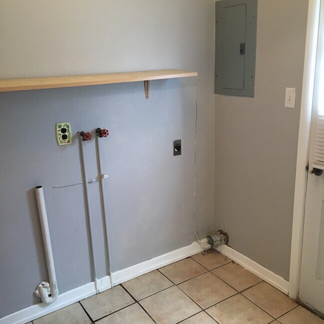 Laundry Room - 2929 Pence St