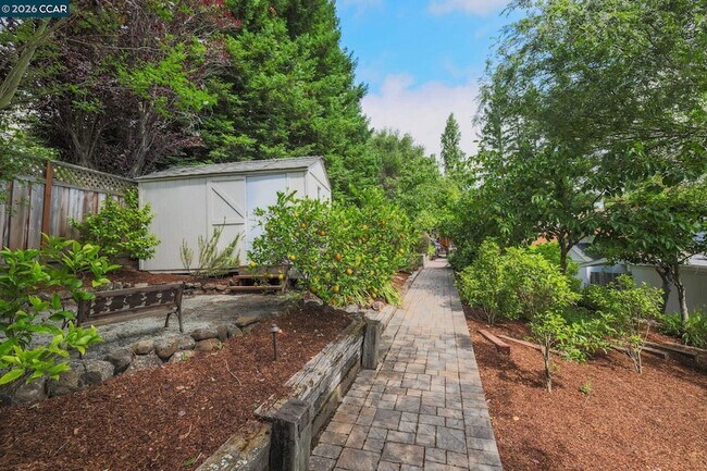 Building Photo - 10 Darnby Ct