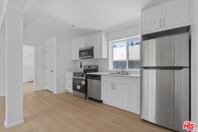Building Photo - 3118-3114 W 109th St