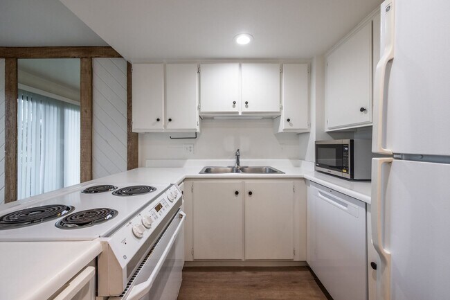 Building Photo - Conveniently Located Racquet Club Condo