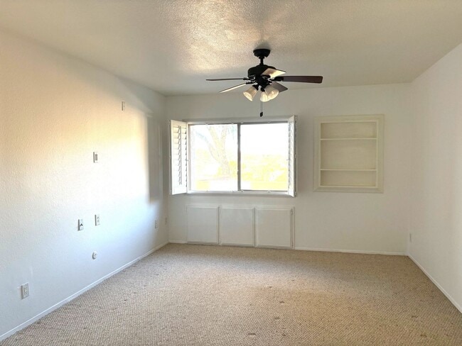 Building Photo - Updated Single-Level Condo in Mission Ridg...