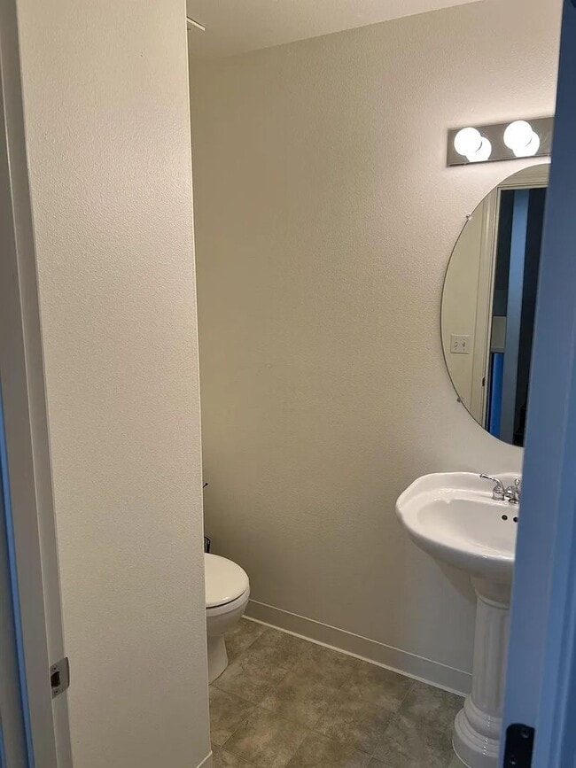 Building Photo - Enormous Tri-Level Townhome 2/2 w/Bonus Room Available Feb. 6th