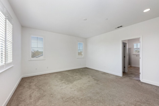 Building Photo - 1680 Southview Dr