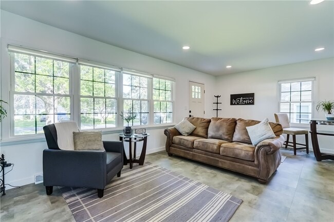 Building Photo - 20 Meadow View Dr