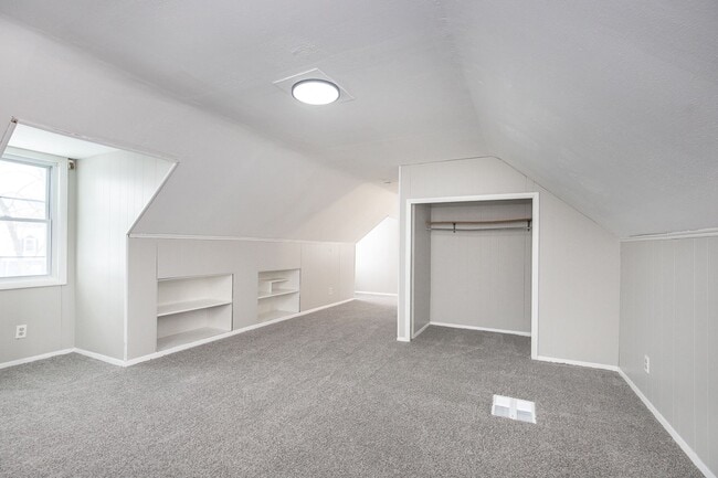 Building Photo - NEWLY RENOVATED! 3-BED, 1 BATH BEAUTIFUL  SINGLE- FAMILY HOME IN MAPLE HEIGHTS!