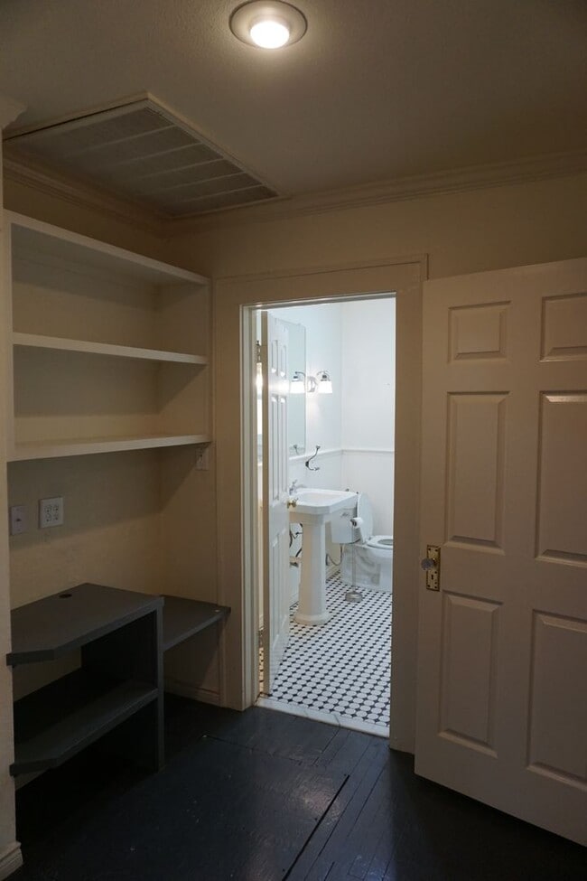 Building Photo - 2618 22