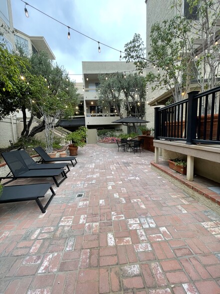 Complex Courtyard - 8960 Cynthia St
