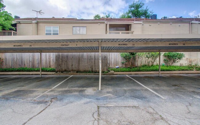 Building Photo - 2100 Tanglewilde St