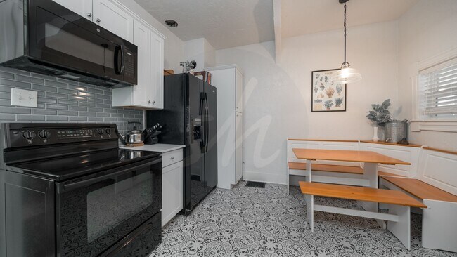 Building Photo - Vintage Charmer in Old Colorado City