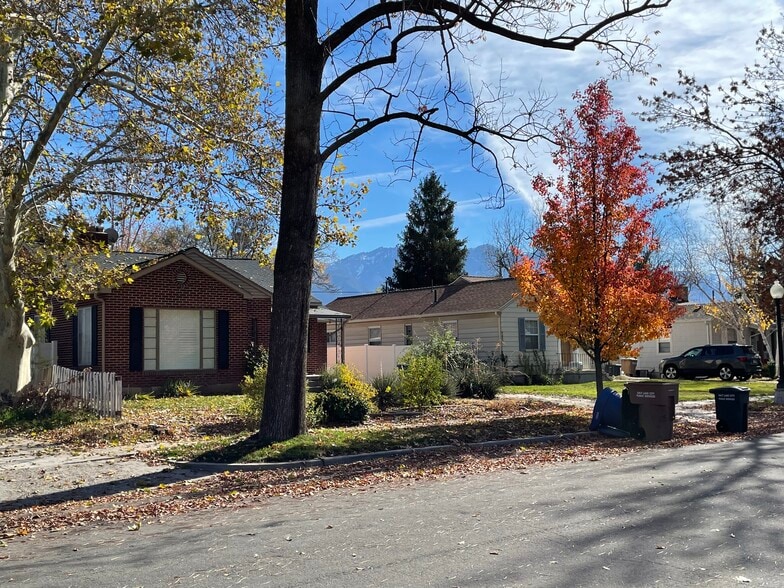Neighborhood in Fall - 1906 S Imperial St