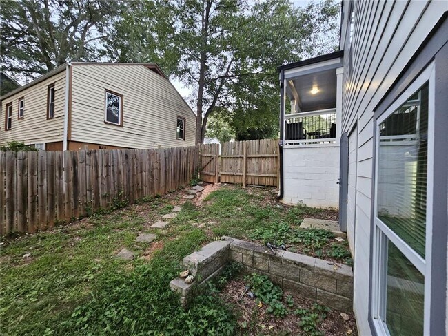 Building Photo - 1129 Graymont Dr SW