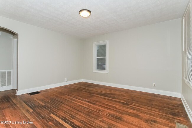 Building Photo - 2906 Wyandotte Ave