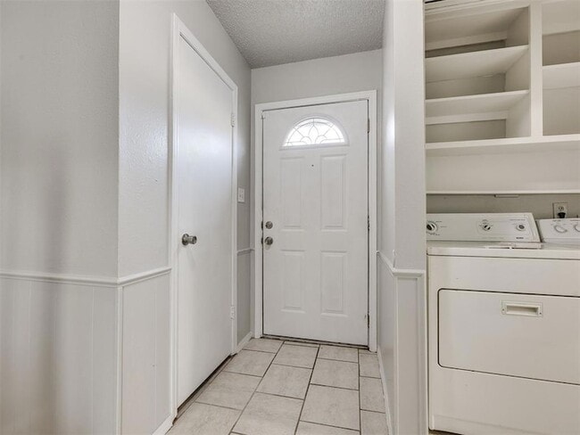 Building Photo - 1402 Bill Carrol Dr