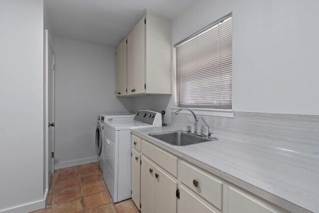 Building Photo - 103 Comet