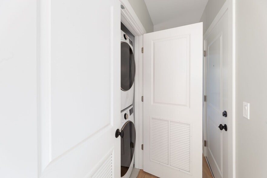 Building Photo - 2457 W Logan Blvd