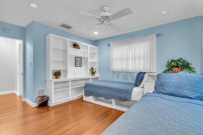 Building Photo - 2732 Valencia Dr