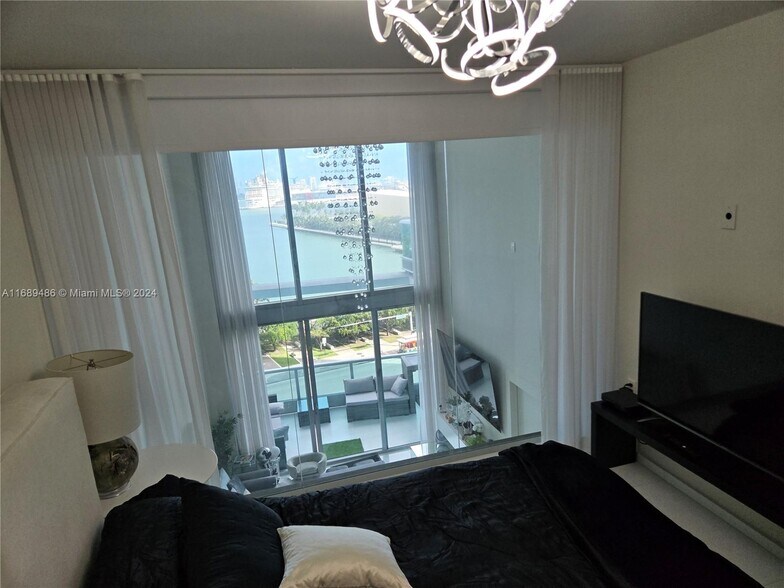 Building Photo - 900 Biscayne