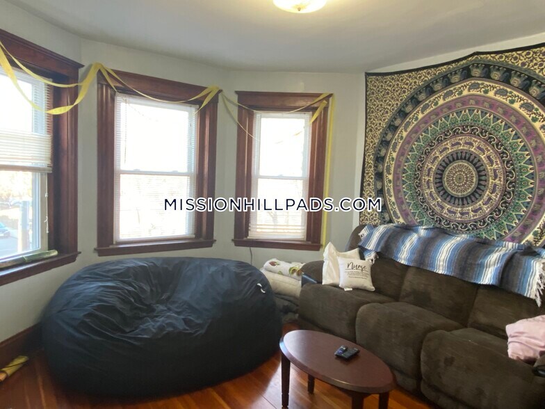 Building Photo - 2 Hillside St