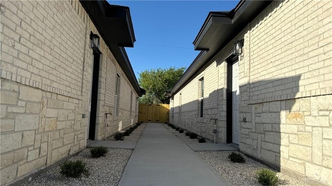 Building Photo - 15 Chapa Ave