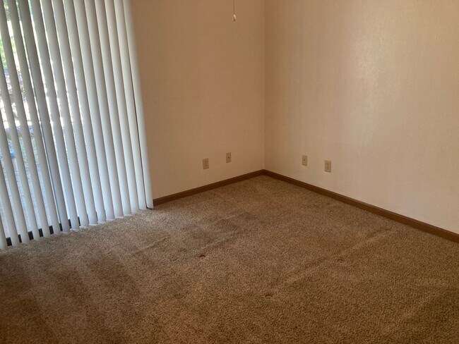 Building Photo - 1 Bedroom 1 Bath Ground Floor Apartment wi...